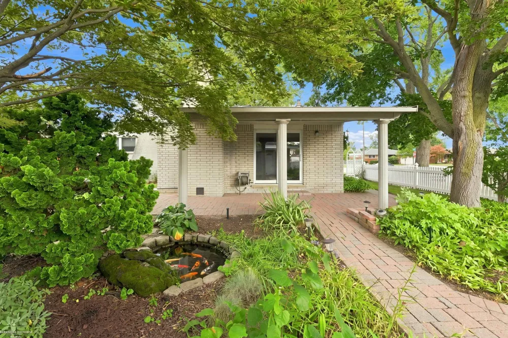 29503 Dover Avenue Warren City, MI 48088