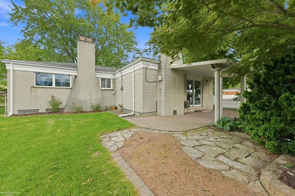 29503 Dover Avenue Warren City, MI 48088