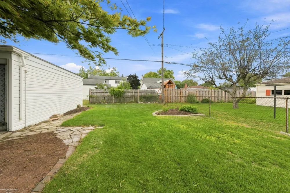 29503 Dover Avenue Warren City, MI 48088