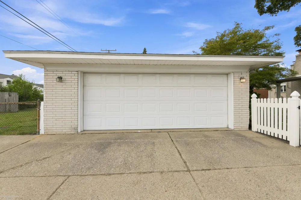 29503 Dover Avenue Warren City, MI 48088