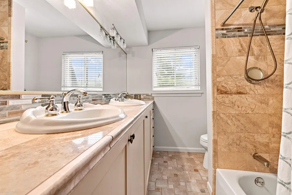 29503 Dover Avenue Warren City, MI 48088