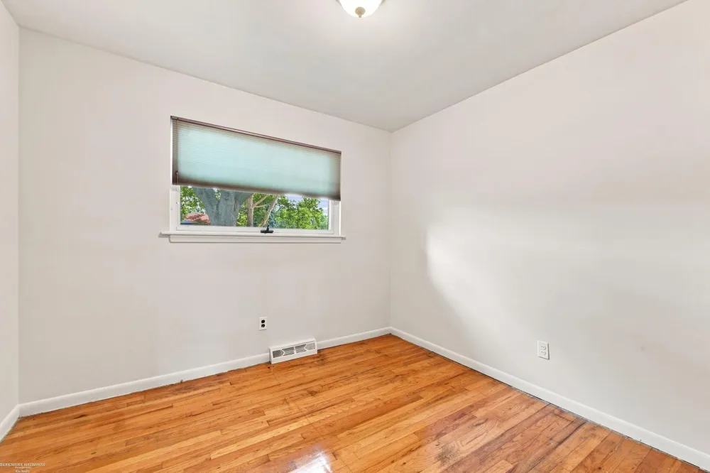 29503 Dover Avenue Warren City, MI 48088