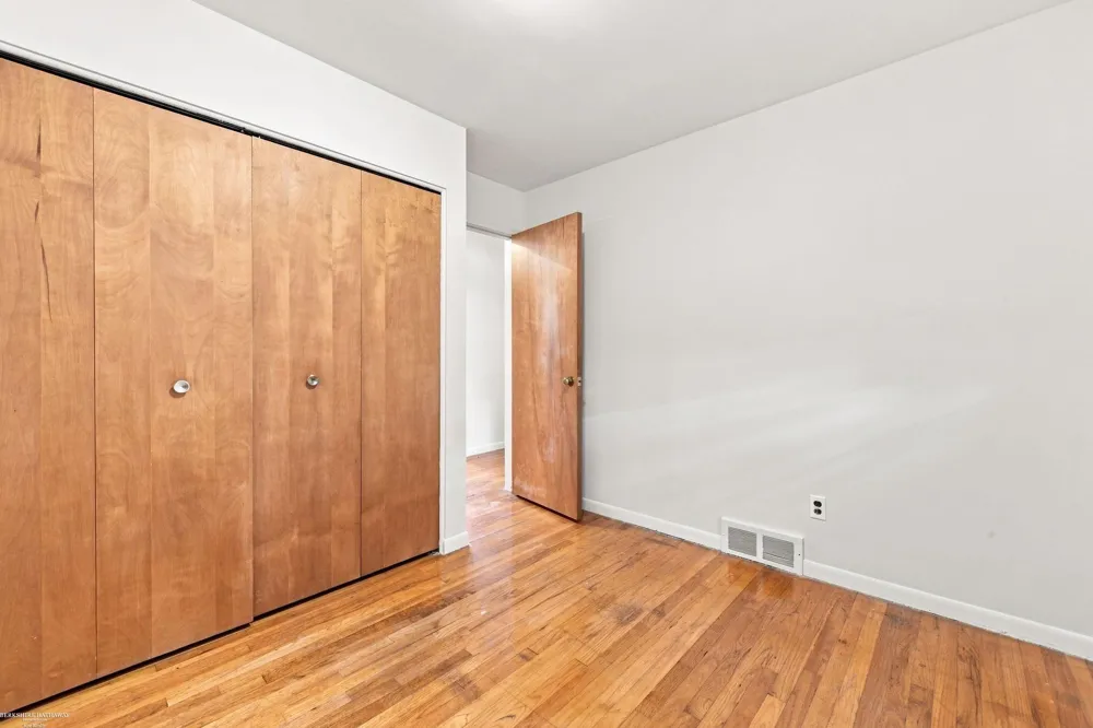 29503 Dover Avenue Warren City, MI 48088