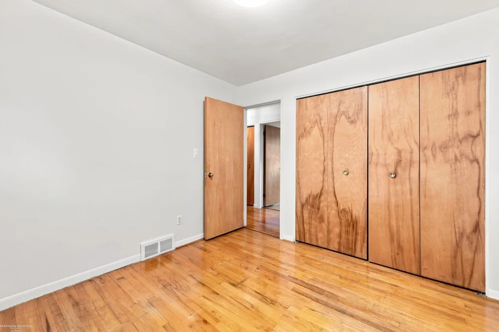 29503 Dover Avenue Warren City, MI 48088