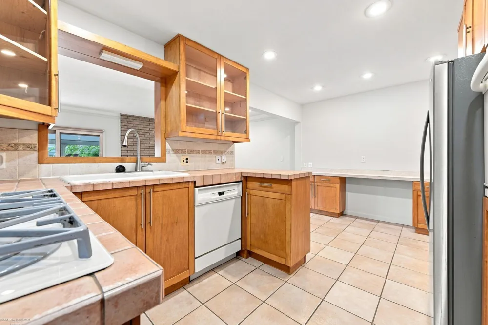 29503 Dover Avenue Warren City, MI 48088