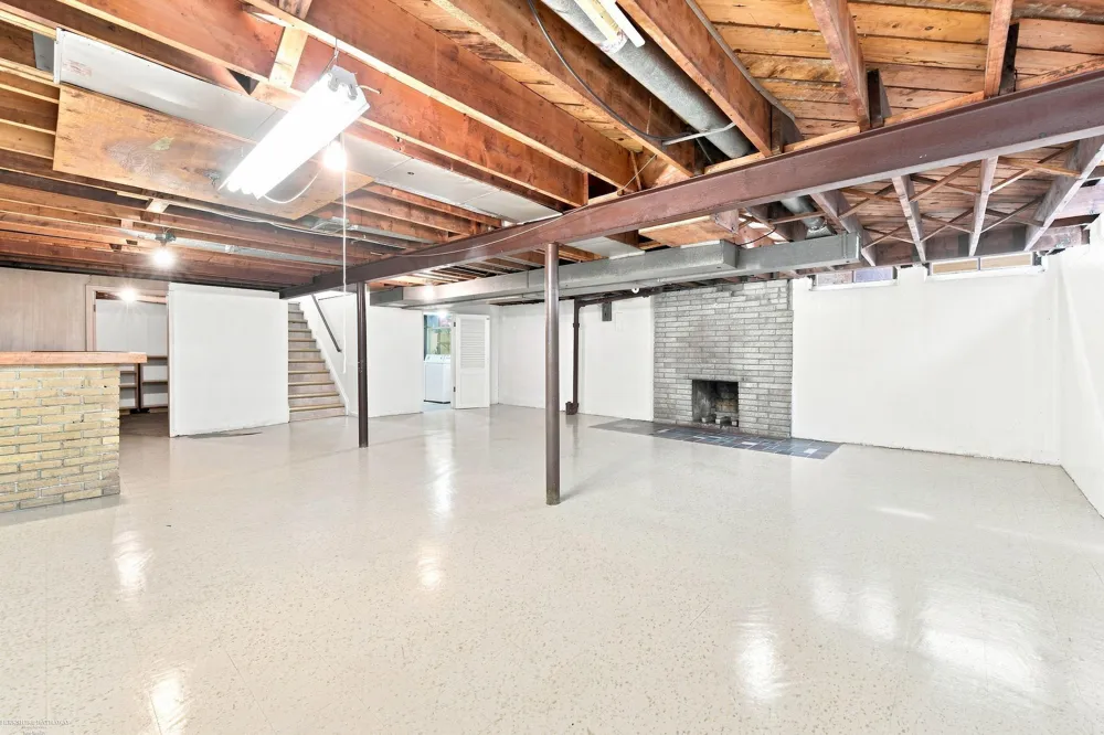 29503 Dover Avenue Warren City, MI 48088