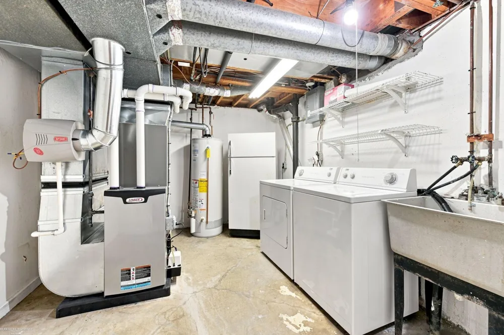 29503 Dover Avenue Warren City, MI 48088