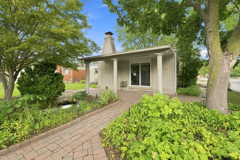 29503 Dover Avenue Warren City, MI 48088