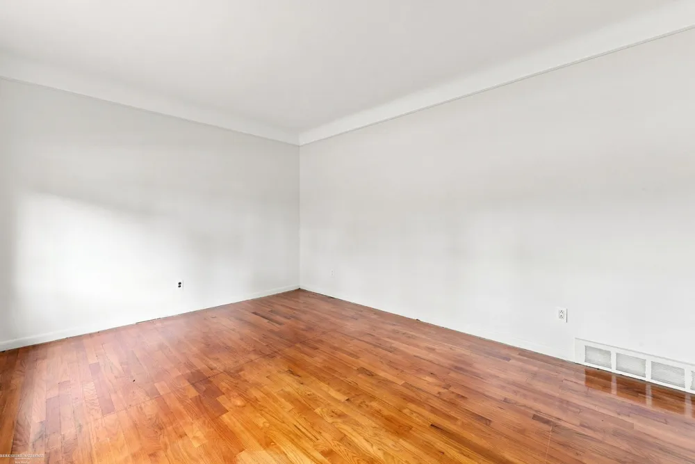 29503 Dover Avenue Warren City, MI 48088