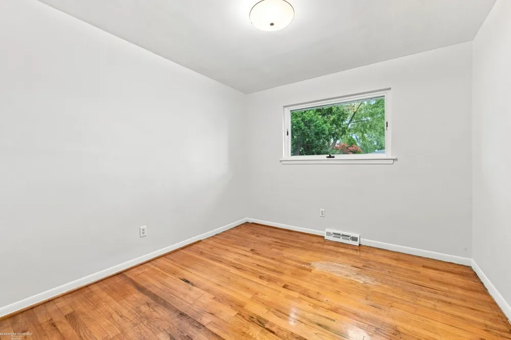 29503 Dover Avenue Warren City, MI 48088