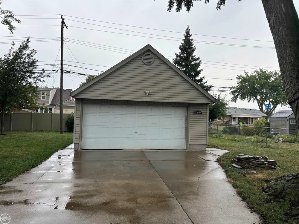 7393 Dale Street Center Line City, MI 48015