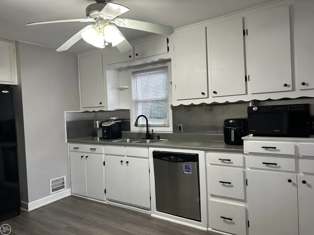 7393 Dale Street Center Line City, MI 48015