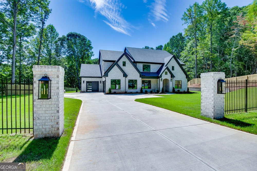 5222 L J Martin DR Gainesville, GA 30507