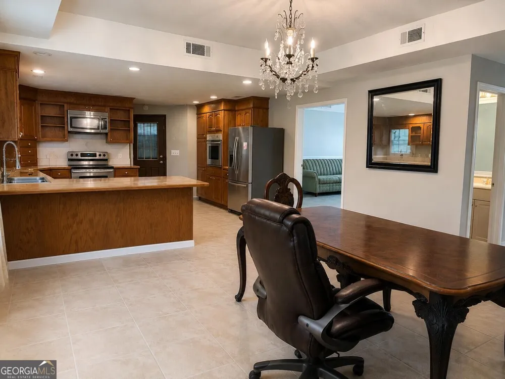 2667 Luke RD Ray City, GA 31645