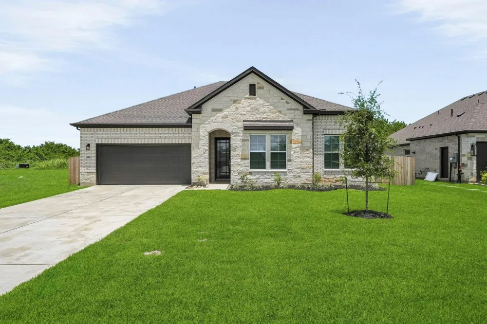1568 Elm Court Angleton, TX 77515