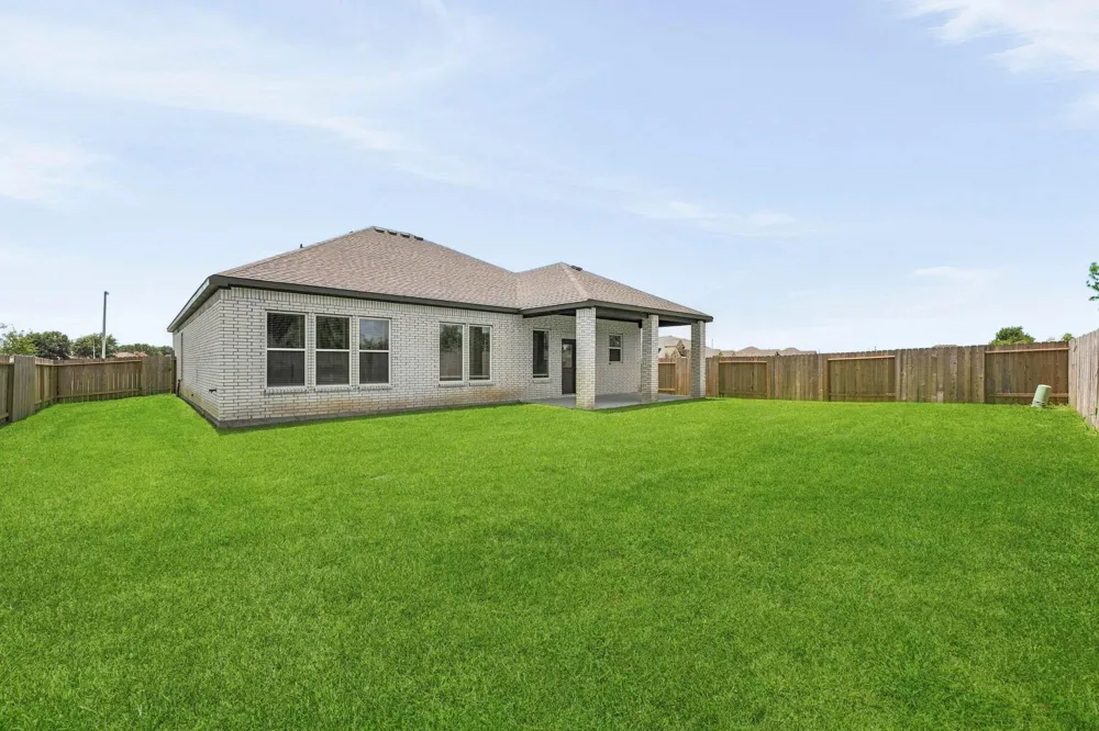 1568 Elm Court Angleton, TX 77515
