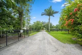 708 Rambling Drive Circle #~ Barn & Apartment