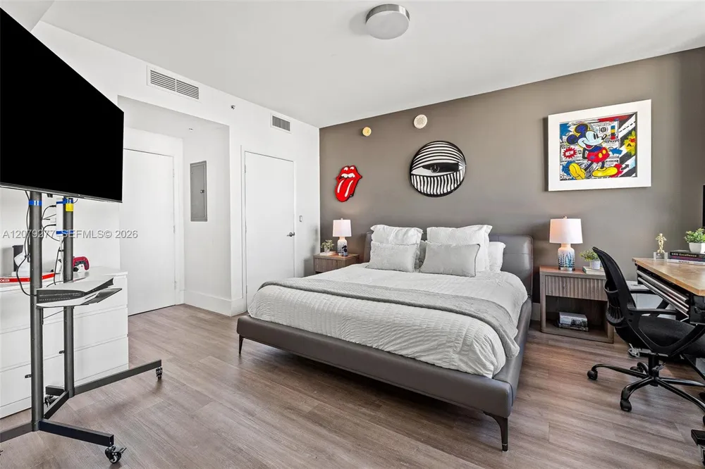 90 SW 3rd St #1506 Miami, FL 33130
