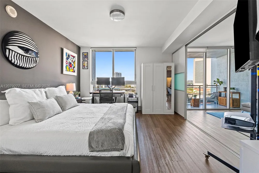 90 SW 3rd St #1506 Miami, FL 33130