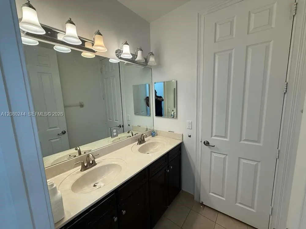 9907 NW 87th Ter Doral, FL 33178