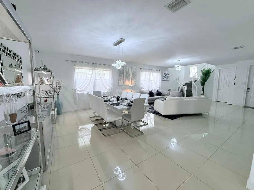9907 NW 87th Ter Doral, FL 33178