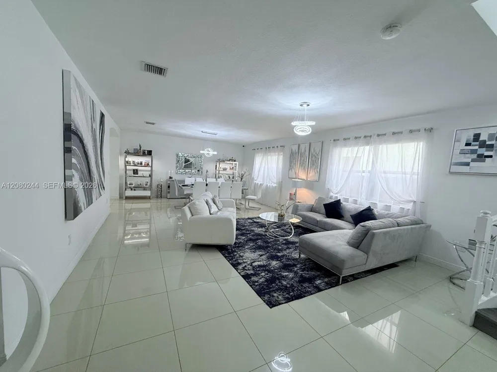 9907 NW 87th Ter Doral, FL 33178