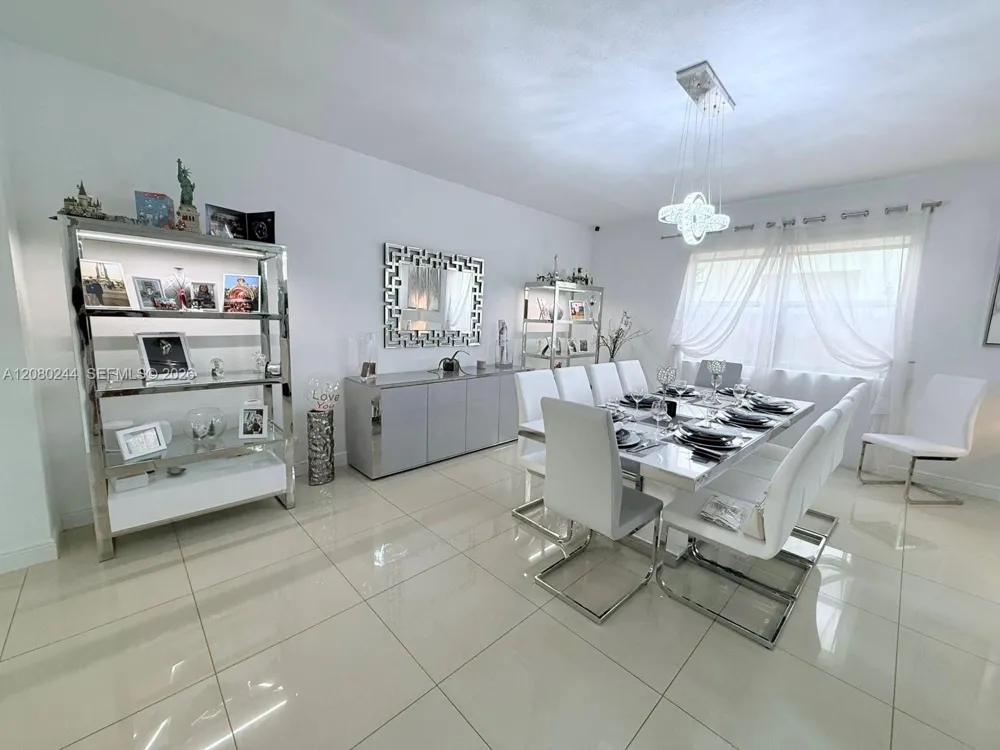 9907 NW 87th Ter Doral, FL 33178