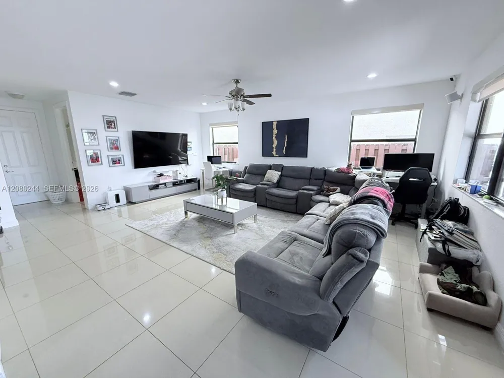 9907 NW 87th Ter Doral, FL 33178