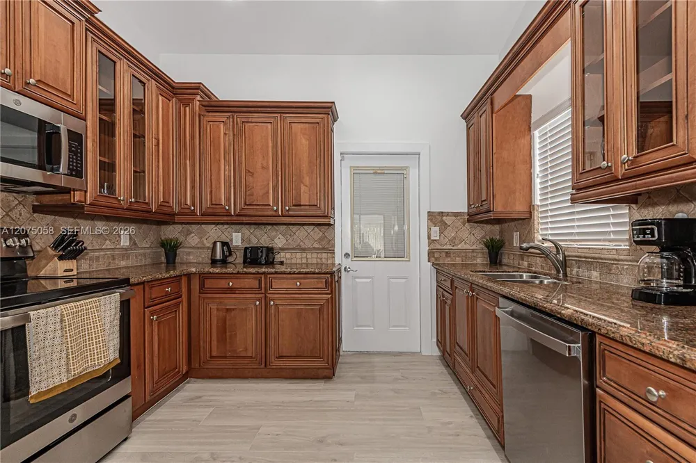 216 SE 9th St Dania Beach, FL 33004