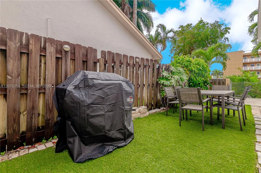 216 SE 9th St Dania Beach, FL 33004