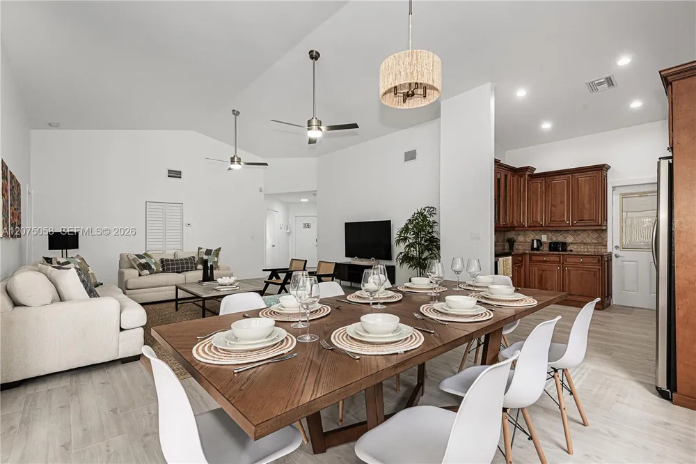 216 SE 9th St Dania Beach, FL 33004
