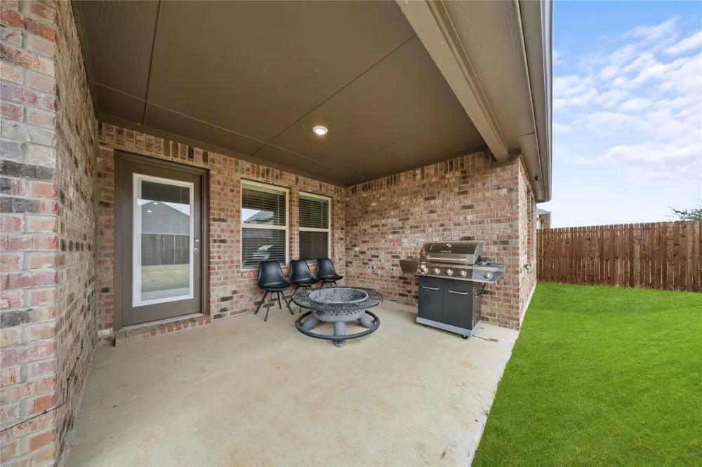 9805 Quail Pointe Road Aubrey, TX 76227