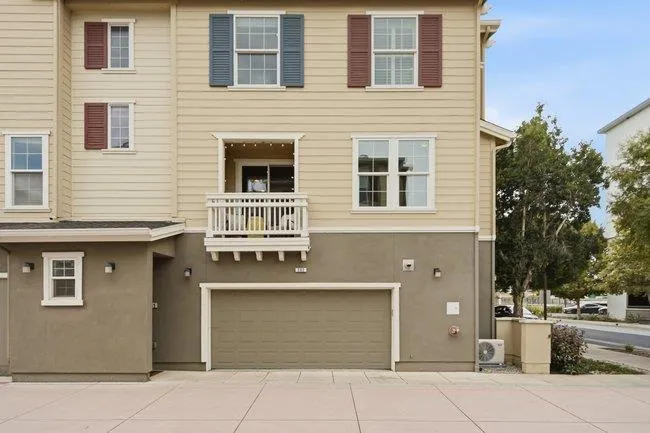 631 True Wind Way #202 Redwood City, CA 94063