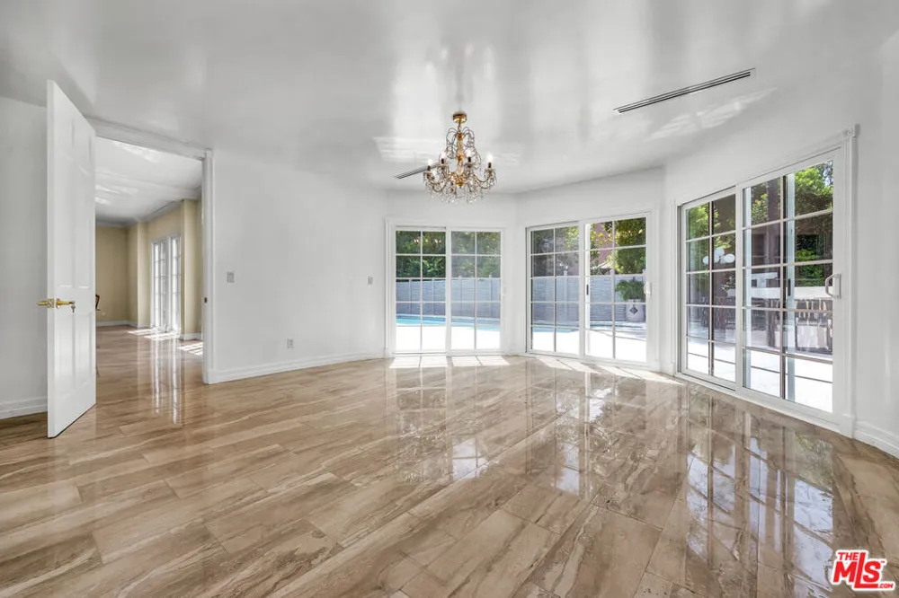 5545 Aura Avenue Tarzana, CA 91356