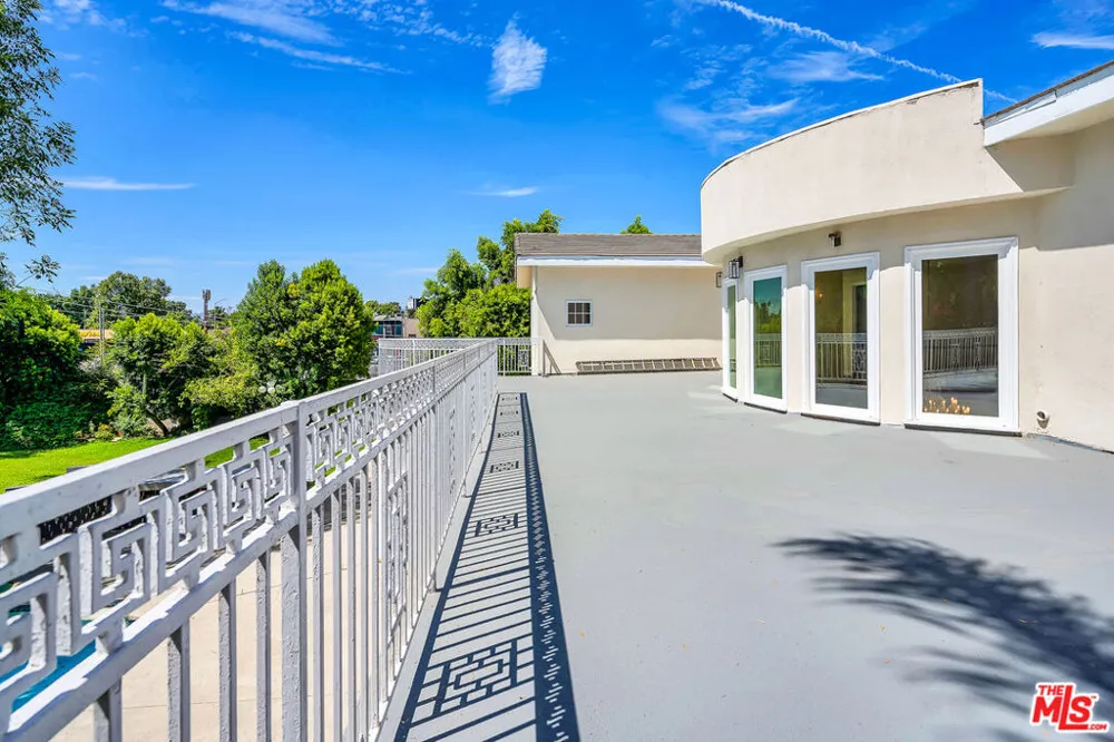 5545 Aura Avenue Tarzana, CA 91356
