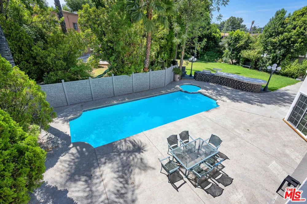 5545 Aura Avenue Tarzana, CA 91356
