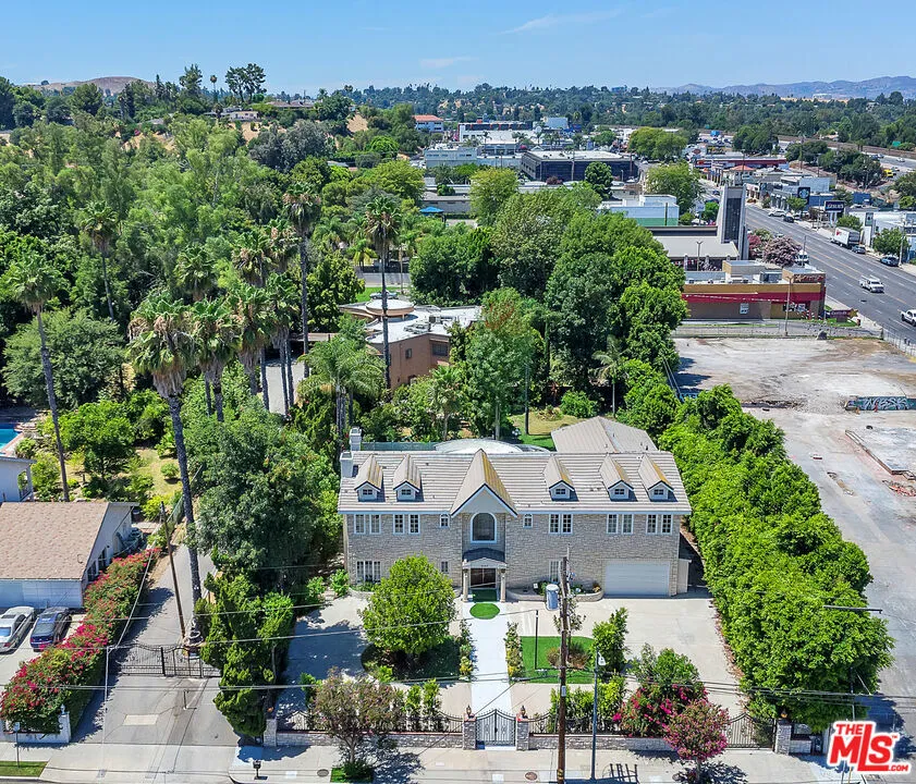 5545 Aura Avenue Tarzana, CA 91356