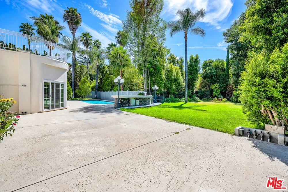 5545 Aura Avenue Tarzana, CA 91356