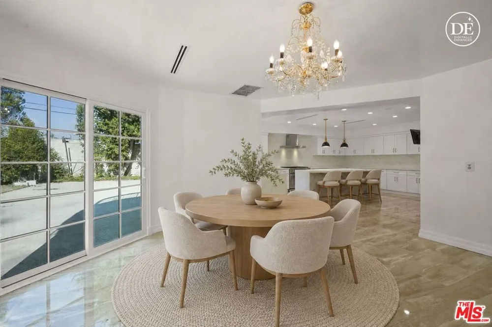 5545 Aura Avenue Tarzana, CA 91356