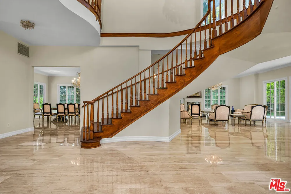 5545 Aura Avenue Tarzana, CA 91356