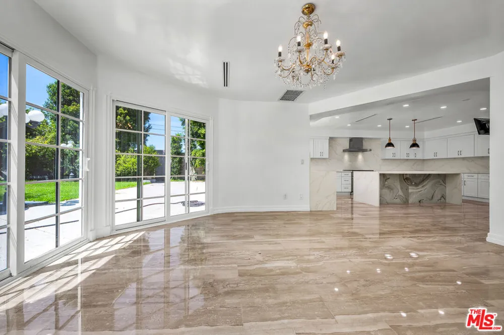5545 Aura Avenue Tarzana, CA 91356