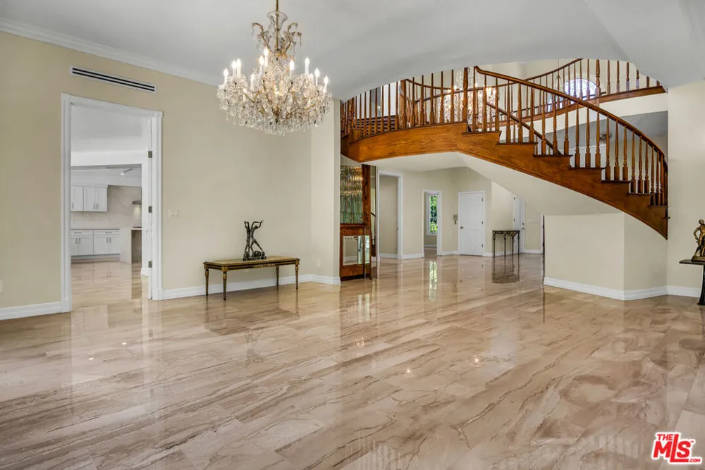 5545 Aura Avenue Tarzana, CA 91356