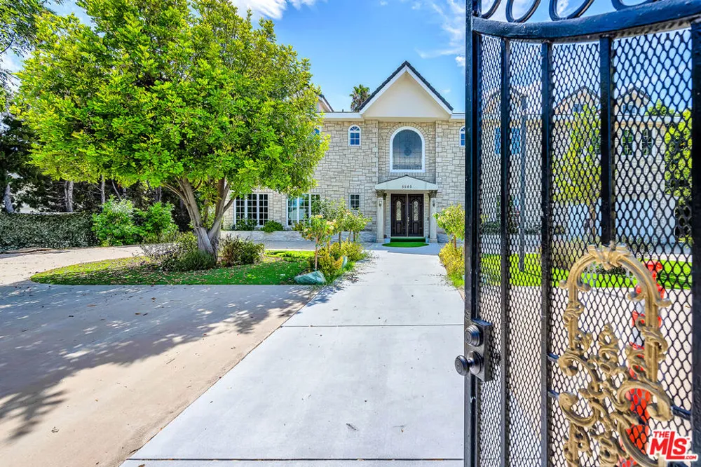 5545 Aura Avenue Tarzana, CA 91356