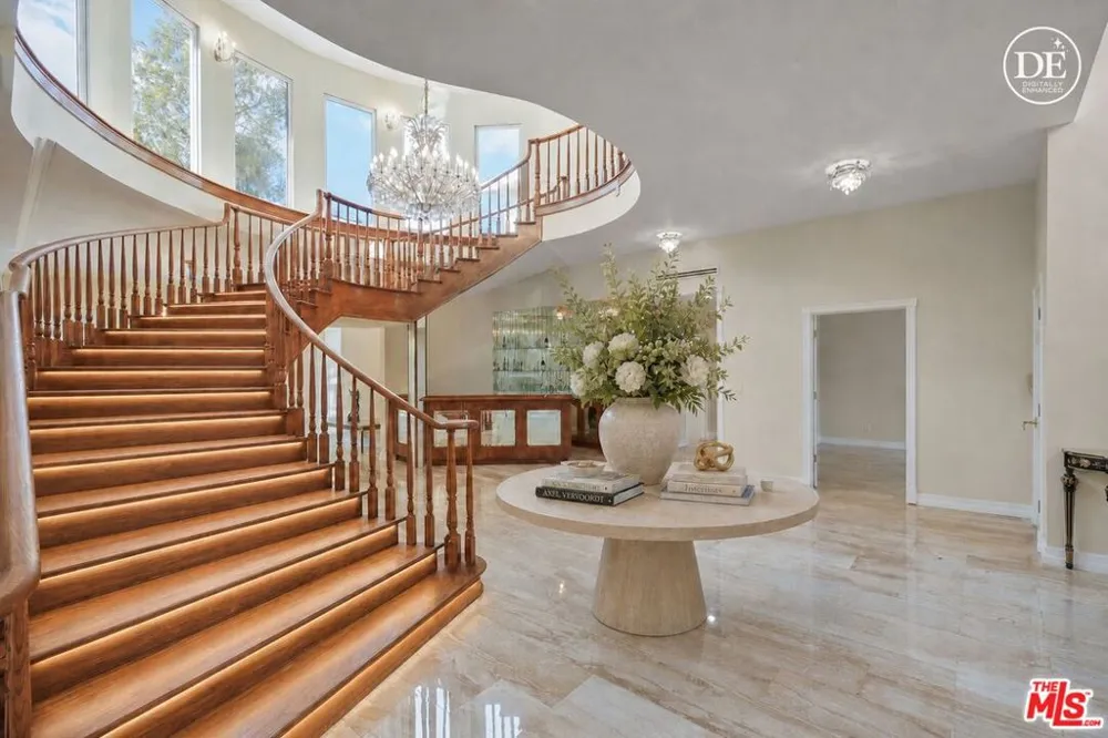 5545 Aura Avenue Tarzana, CA 91356