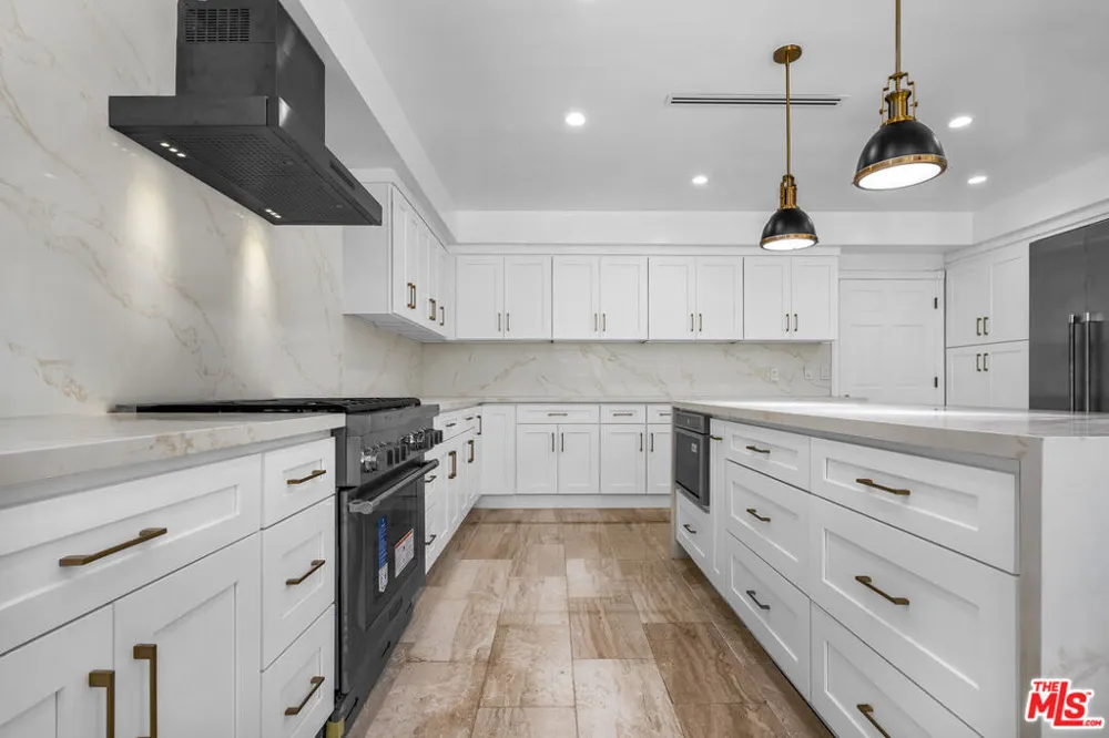 5545 Aura Avenue Tarzana, CA 91356