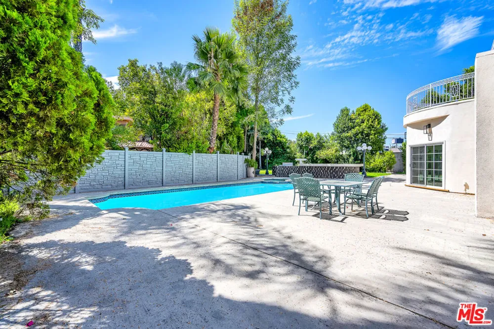 5545 Aura Avenue Tarzana, CA 91356