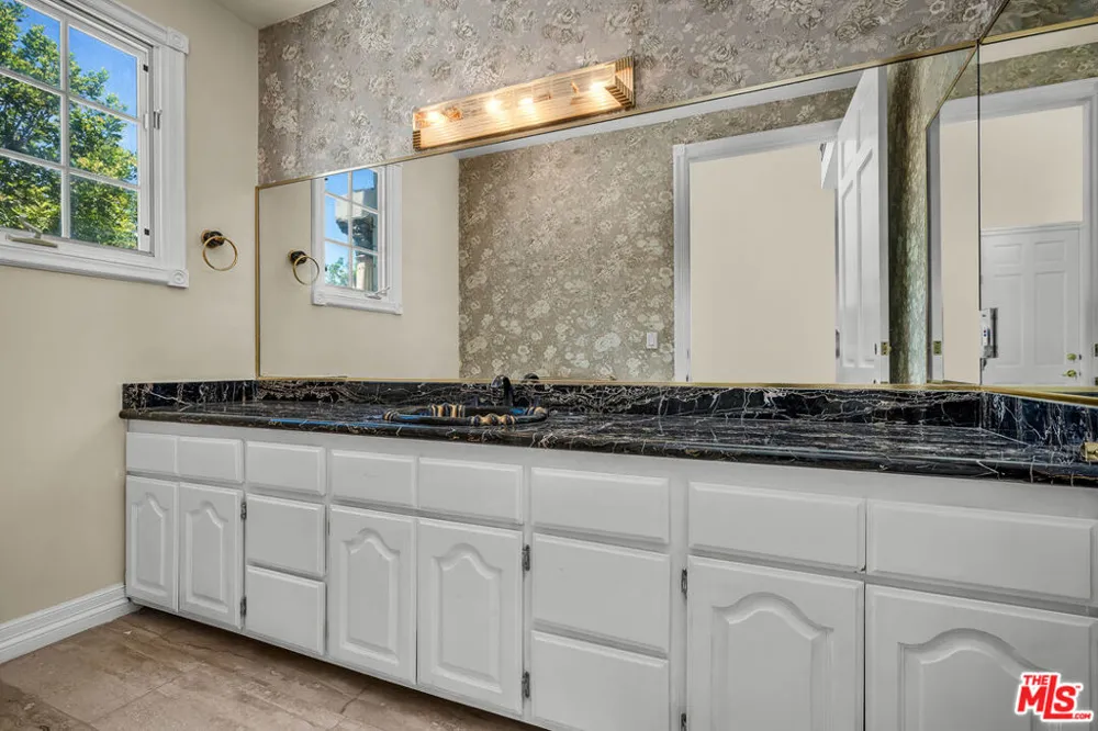 5545 Aura Avenue Tarzana, CA 91356