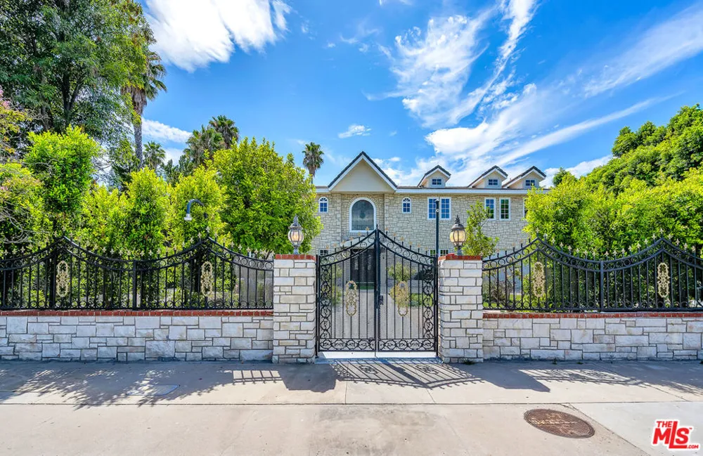 5545 Aura Avenue Tarzana, CA 91356