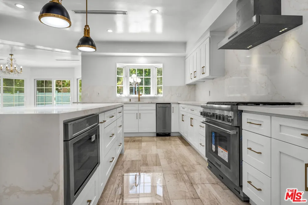 5545 Aura Avenue Tarzana, CA 91356