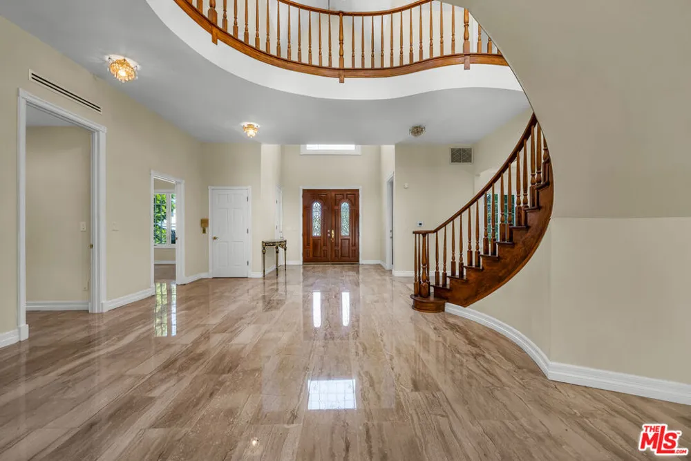 5545 Aura Avenue Tarzana, CA 91356